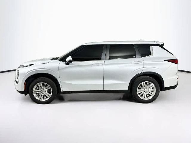 Used 2024 Mitsubishi Outlander ES FWD image 3