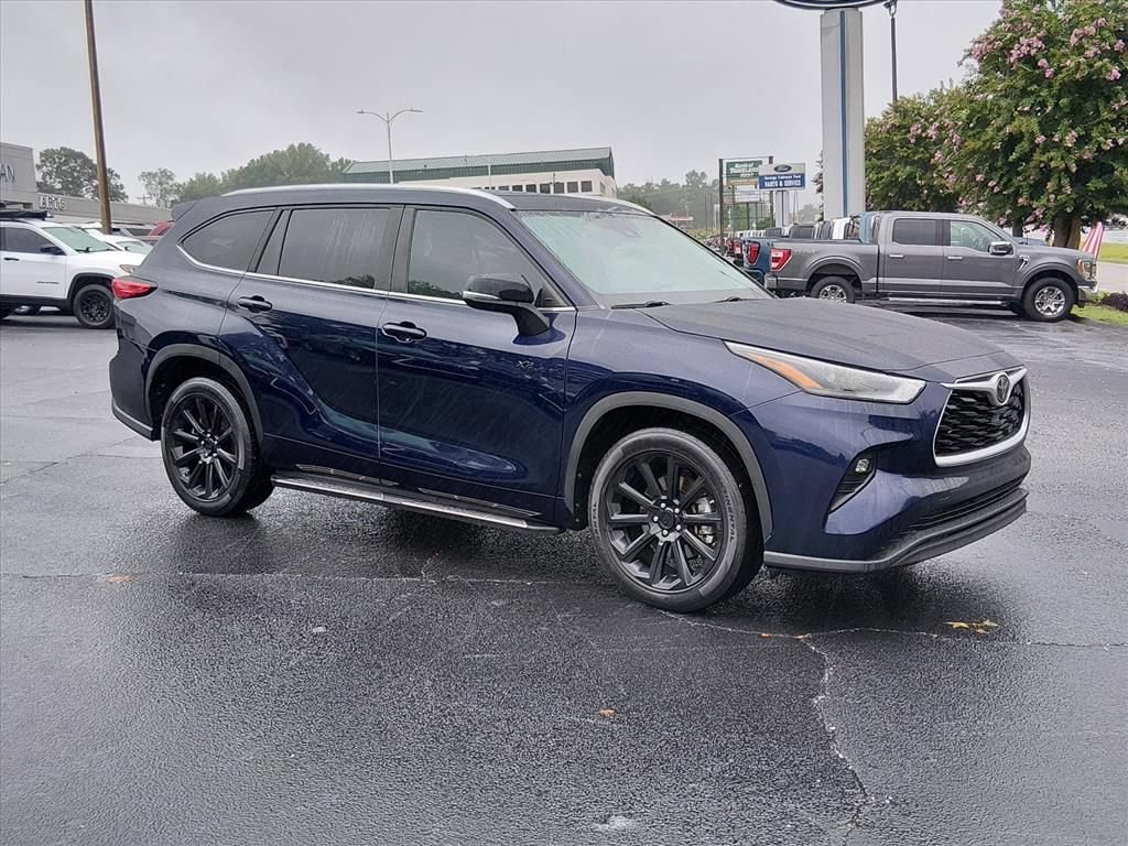Used 2023 Toyota Highlander XLE FWD image 2