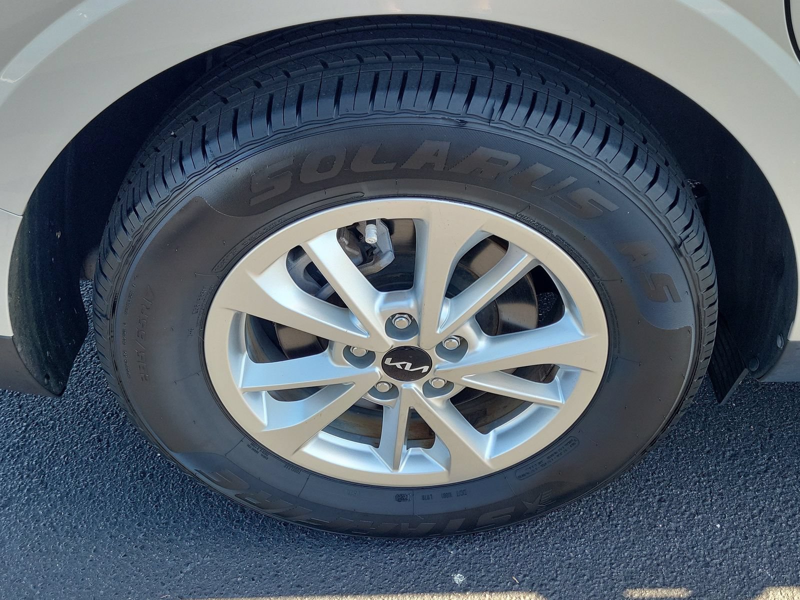 Used 2022 Kia Carnival LX FWD image 5