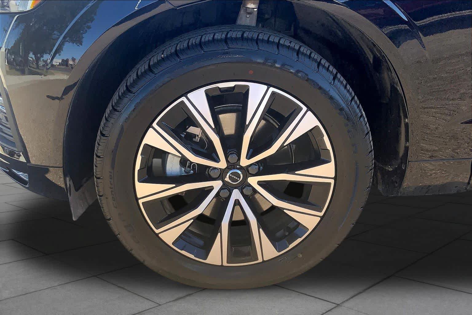 Used 2023 Volvo XC60 B5 Core w/ Climate Package FWD image 11