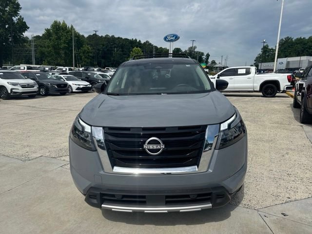 Used 2025 Nissan Pathfinder Platinum FWD image 3