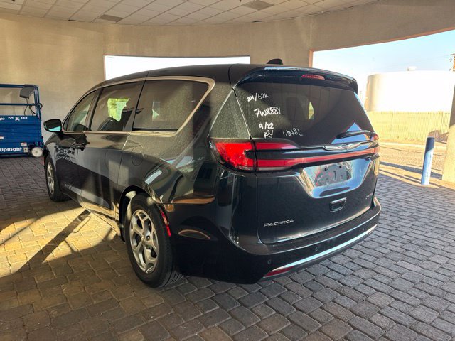 Used 2024 Chrysler Pacifica Limited FWD image 2