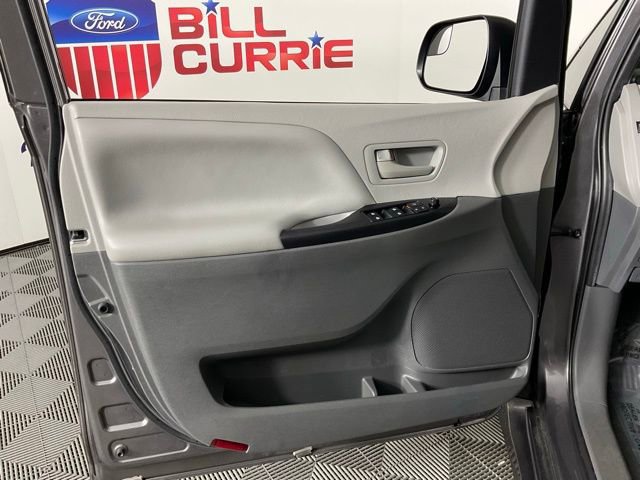 Used 2020 Toyota Sienna L image 12