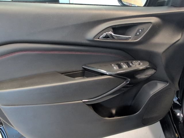 Used 2025 Chevrolet Trax RS w/ Sunroof Package FWD image 15