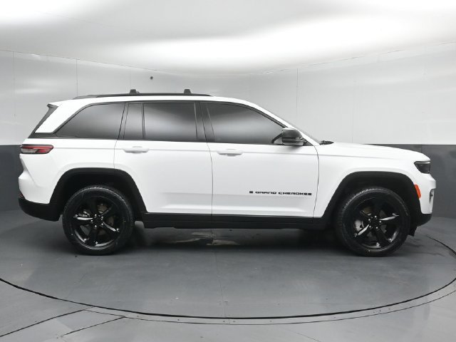 Used 2023 Jeep Grand Cherokee Limited w/ Black Appearance Package AWD/4WD image 8