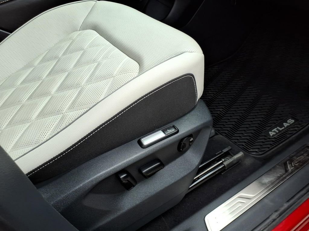 Used 2025 Volkswagen Atlas Cross Sport SEL Premium R-Line AWD/4WD image 8