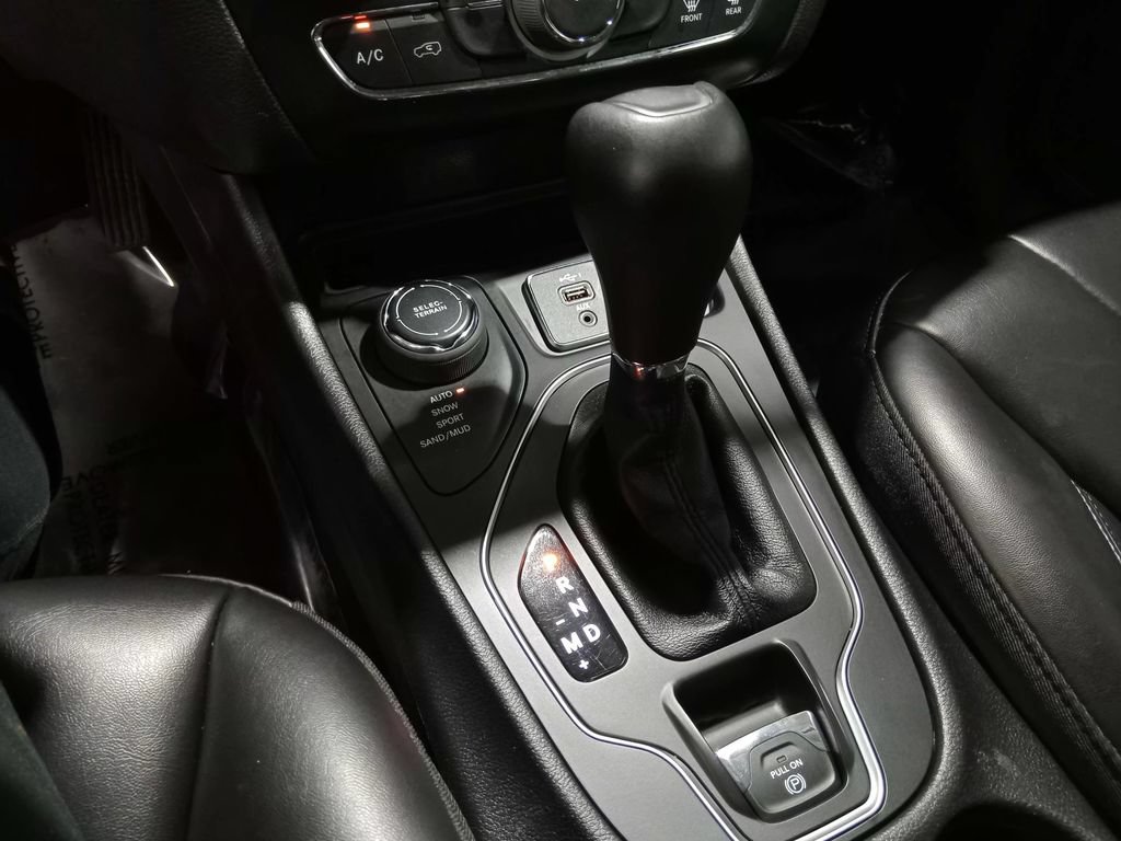 Used 2020 Jeep Cherokee Latitude Plus w/ Cold Weather Group AWD/4WD image 23