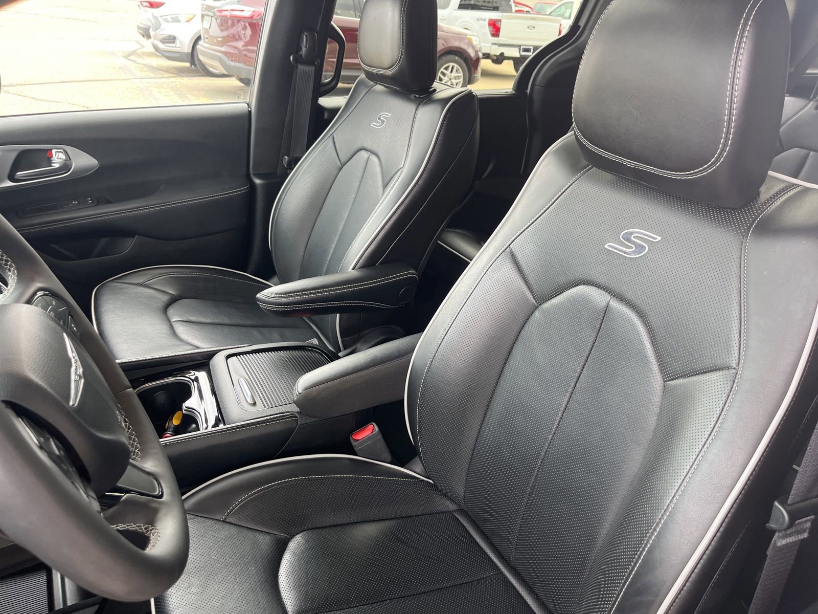 Used 2025 Chrysler Pacifica Limited image 9