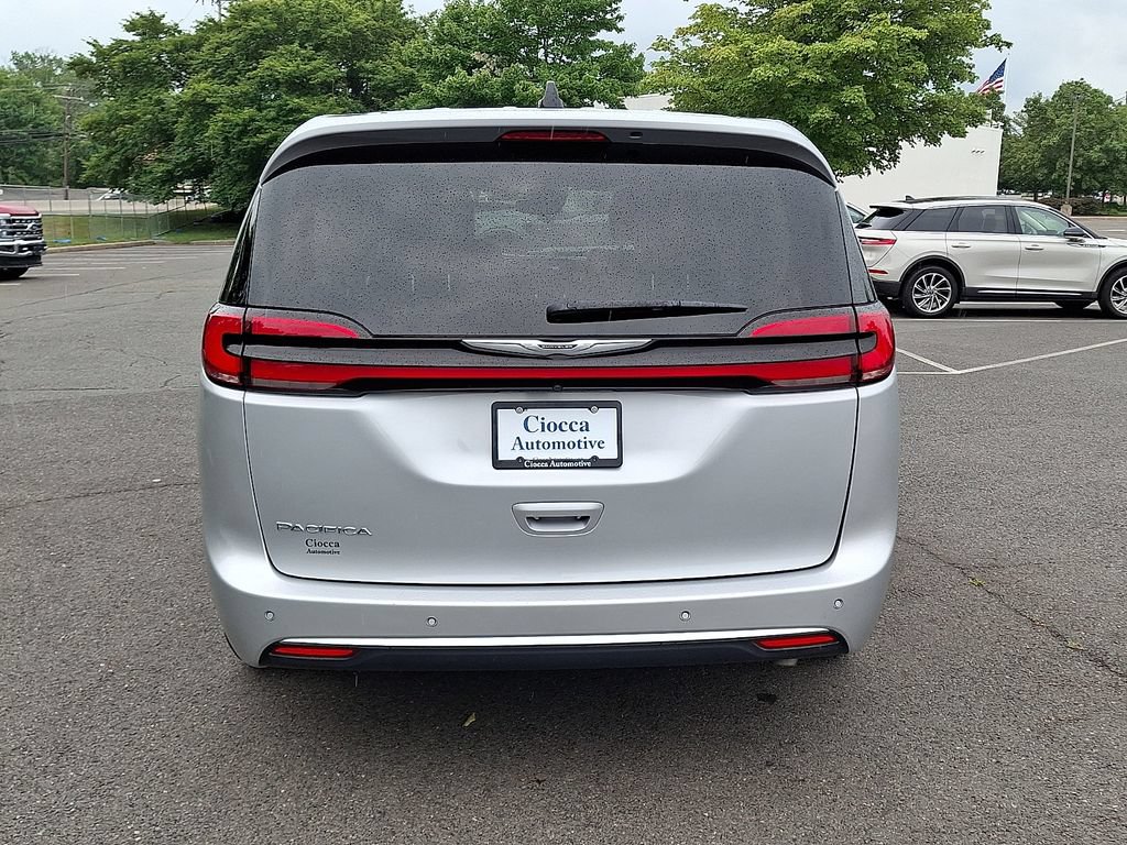 Used 2024 Chrysler Pacifica Touring-L FWD image 8