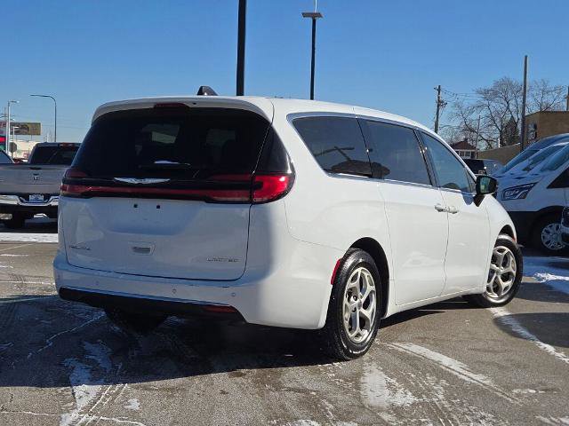 Used 2024 Chrysler Pacifica Limited image 4