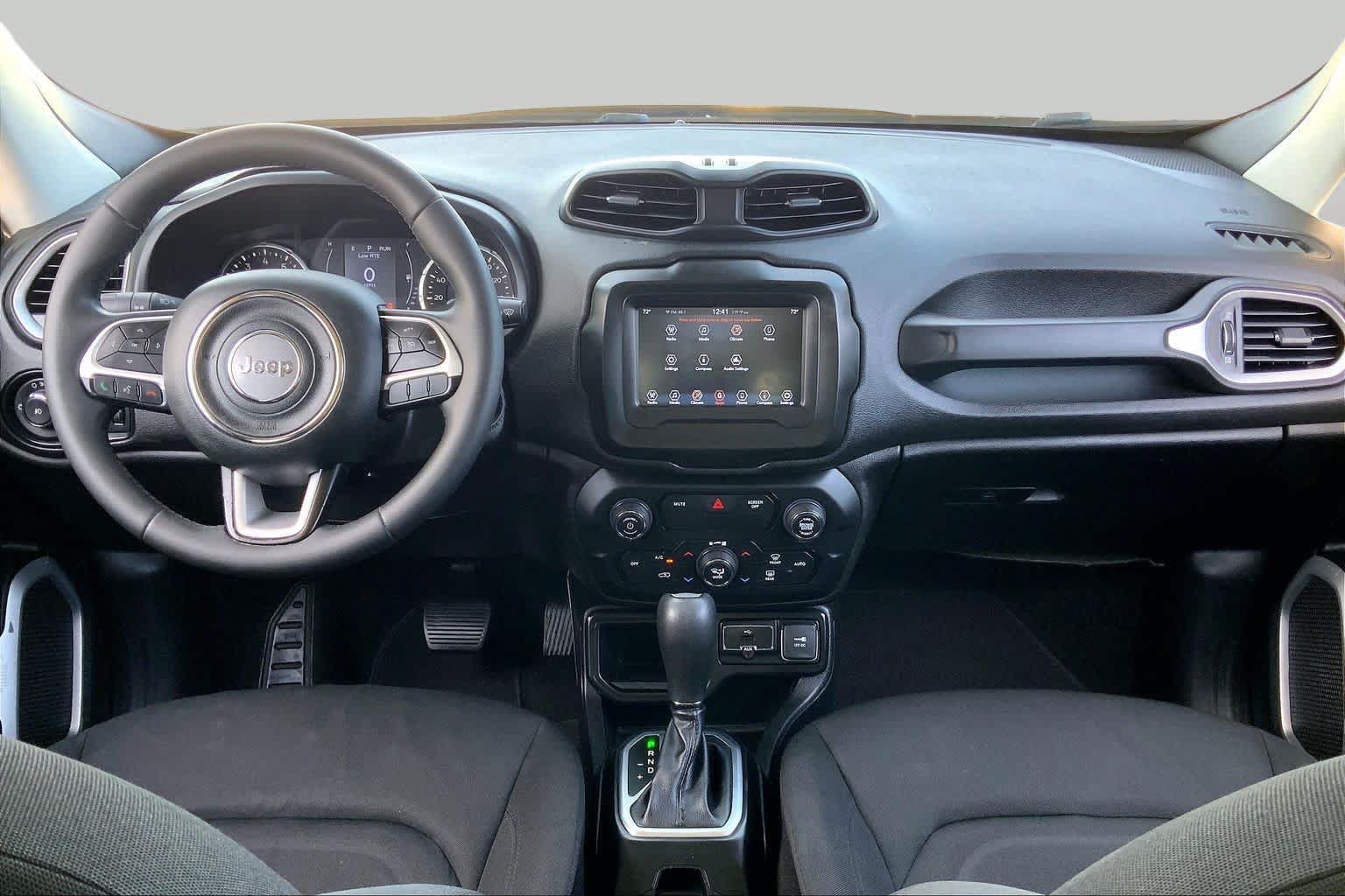Used 2018 Jeep Renegade Latitude FWD image 16