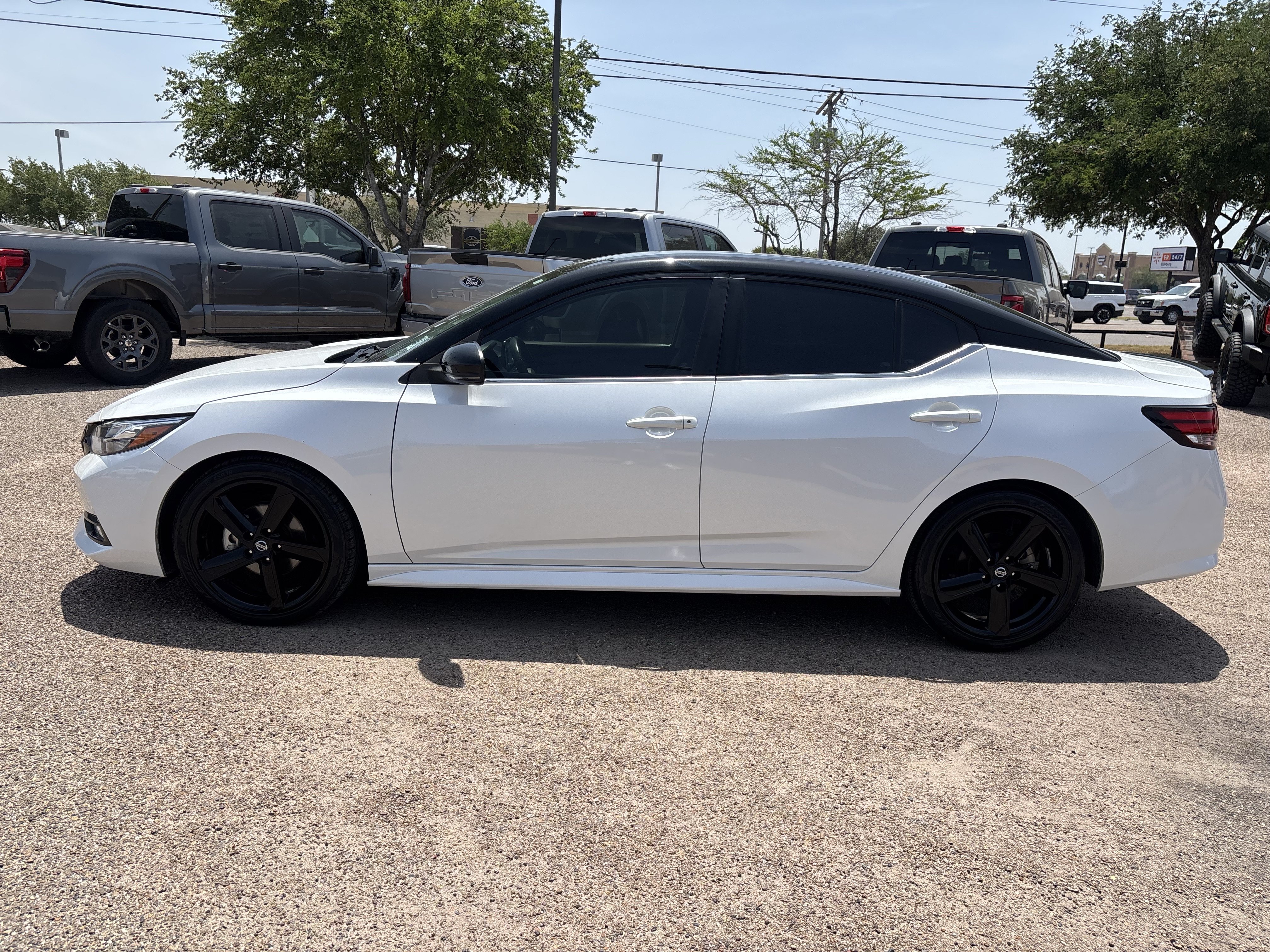 Used 2023 Nissan Sentra SR w/ Midnight Edition Package FWD image 2