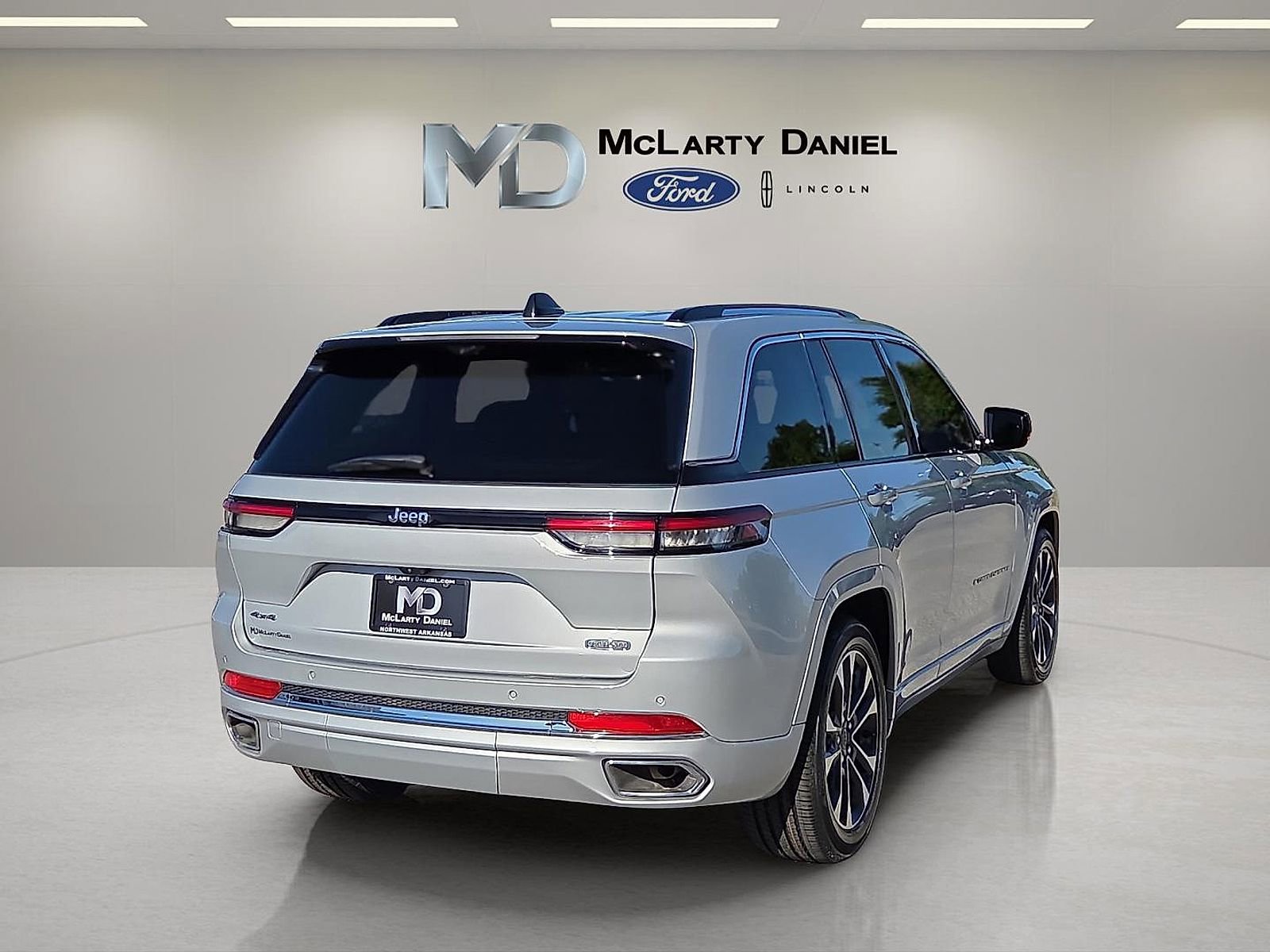 Used 2024 Jeep Grand Cherokee Overland w/ Luxury Tech Group IV AWD/4WD image 5
