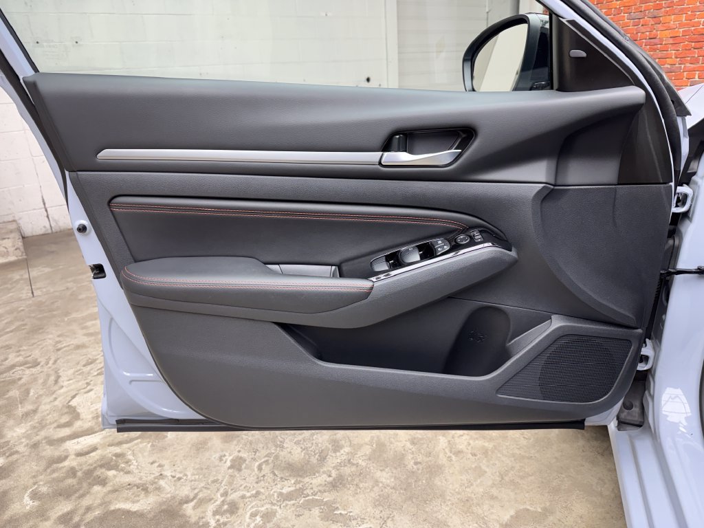 Used 2023 Nissan Altima 2.5 SR FWD image 9