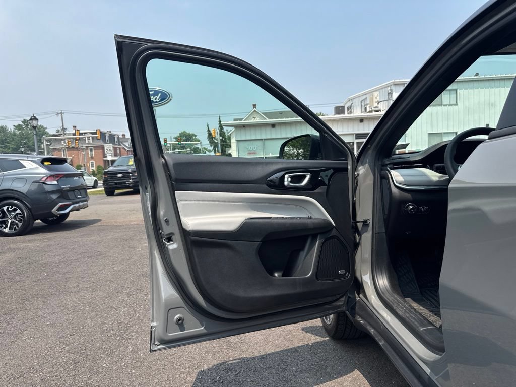 Used 2023 Jeep Compass Limited w/ Elite Group AWD/4WD image 15