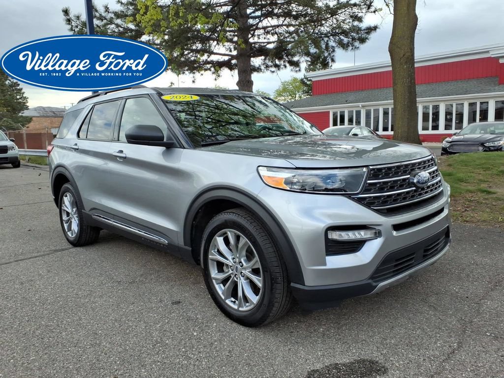 Certified 2024 Ford Explorer XLT w/ Equipment Group 202A AWD/4WD image 4