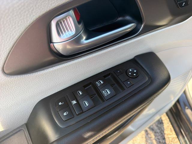 Used 2024 Chrysler Pacifica Touring-L FWD image 16