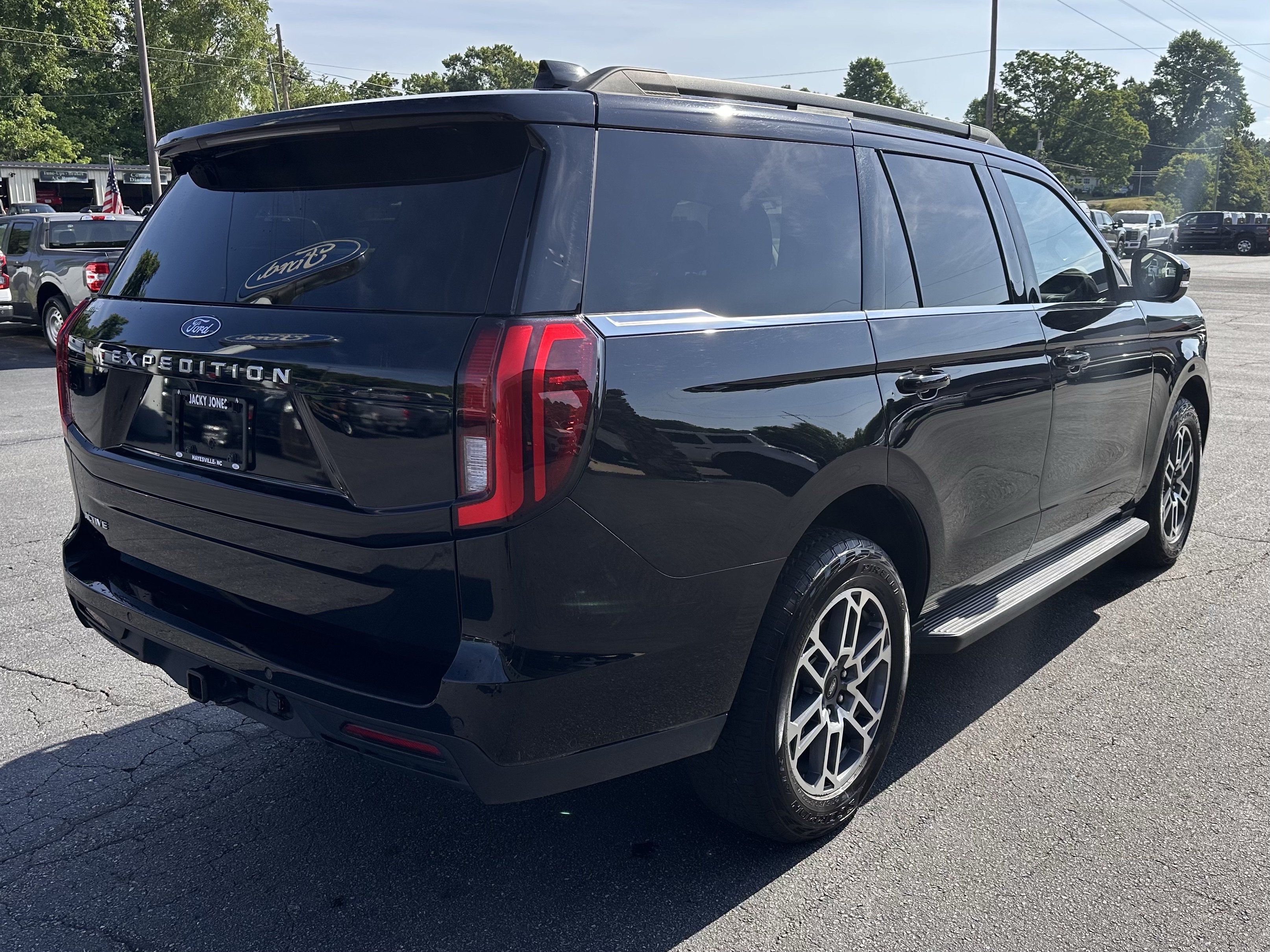 Certified 2025 Ford Expedition Active AWD/4WD image 6