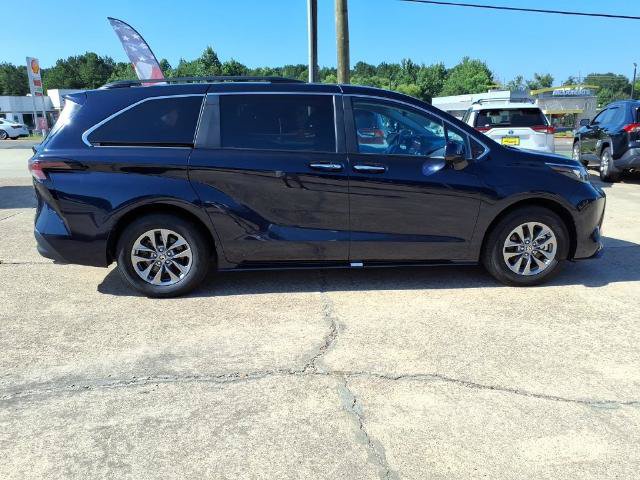Used 2025 Toyota Sienna XLE FWD image 8