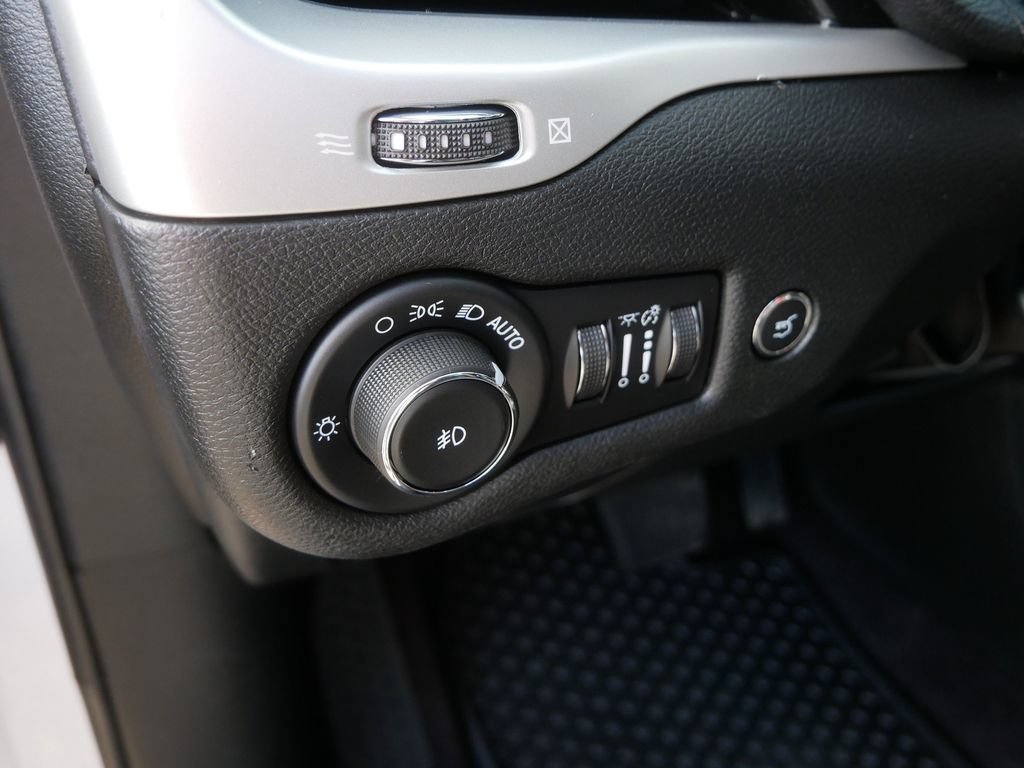 Used 2018 Jeep Cherokee Trailhawk AWD/4WD image 15