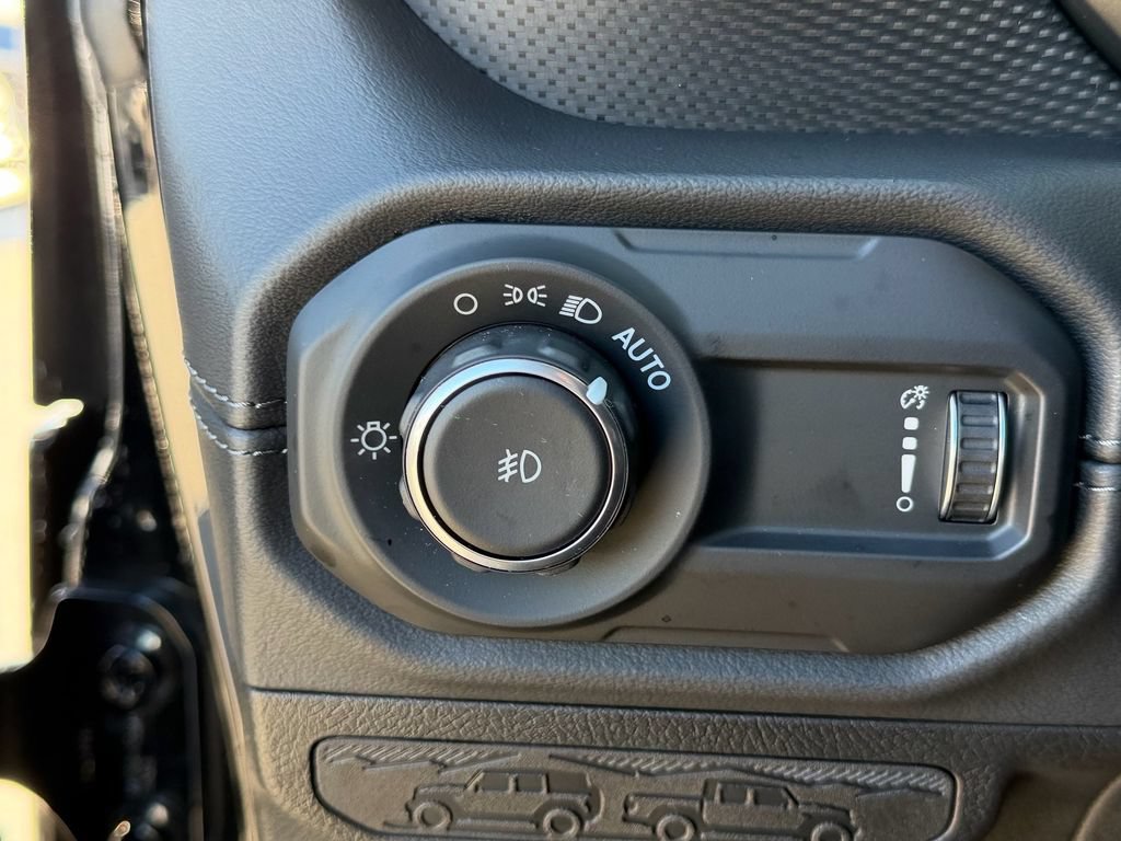 Used 2024 Jeep Wrangler Unlimited Rubicon w/ Technology Group AWD/4WD image 28