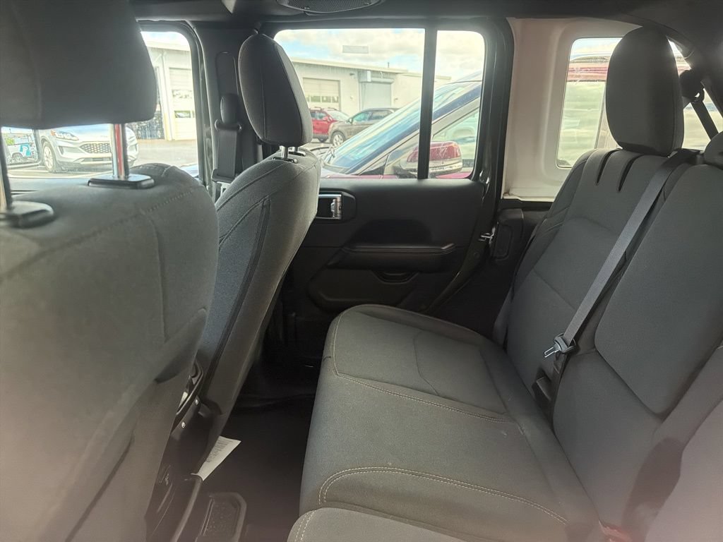 Used 2024 Jeep Wrangler Unlimited Sahara AWD/4WD image 9