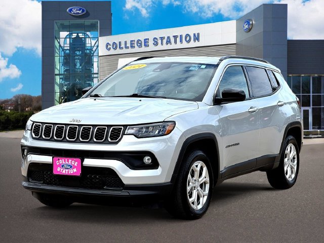 Used 2024 Jeep Compass Latitude AWD/4WD image 2