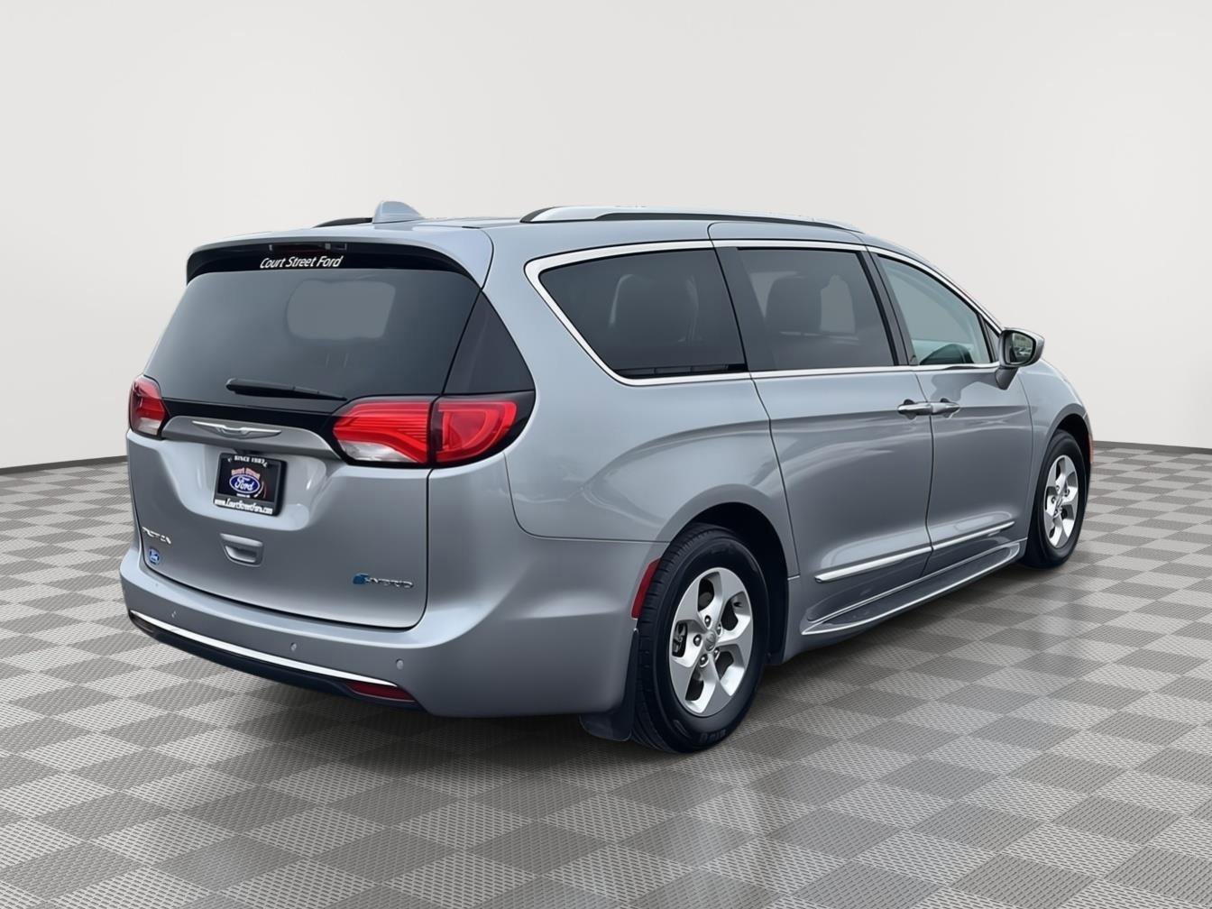 Used 2018 Chrysler Pacifica Touring-L image 5