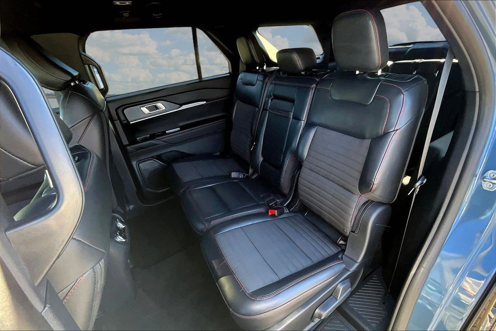 Certified 2025 Ford Explorer ST-Line w/ Premium Package AWD/4WD image 24