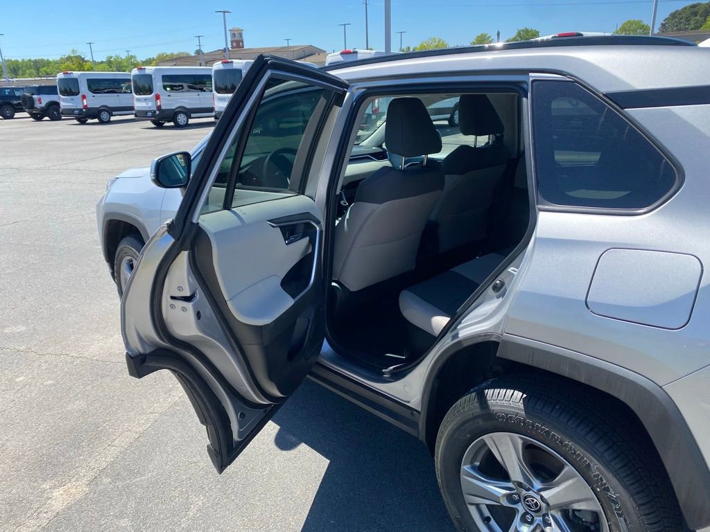 Used 2022 Toyota RAV4 XLE AWD/4WD image 27