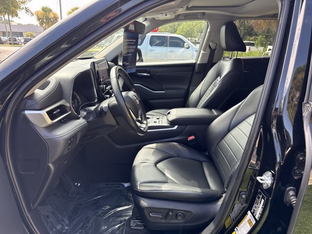 Used 2023 Toyota Highlander XLE AWD/4WD image 14