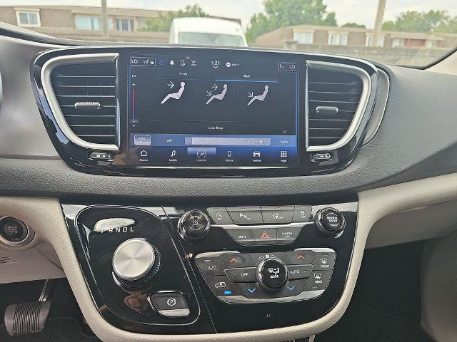 Used 2024 Chrysler Pacifica Touring-L FWD image 20