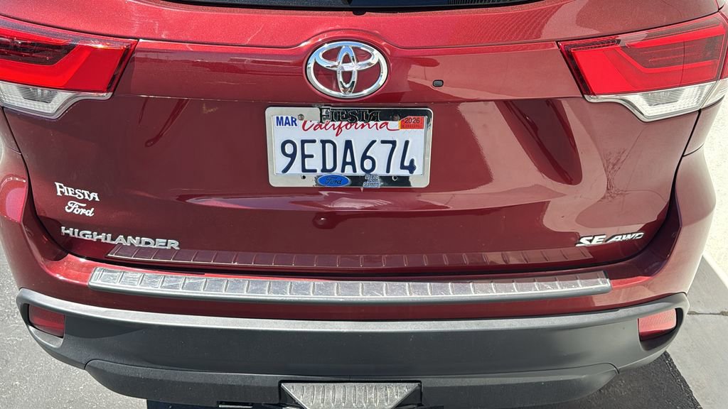 Used 2017 Toyota Highlander SE image 7