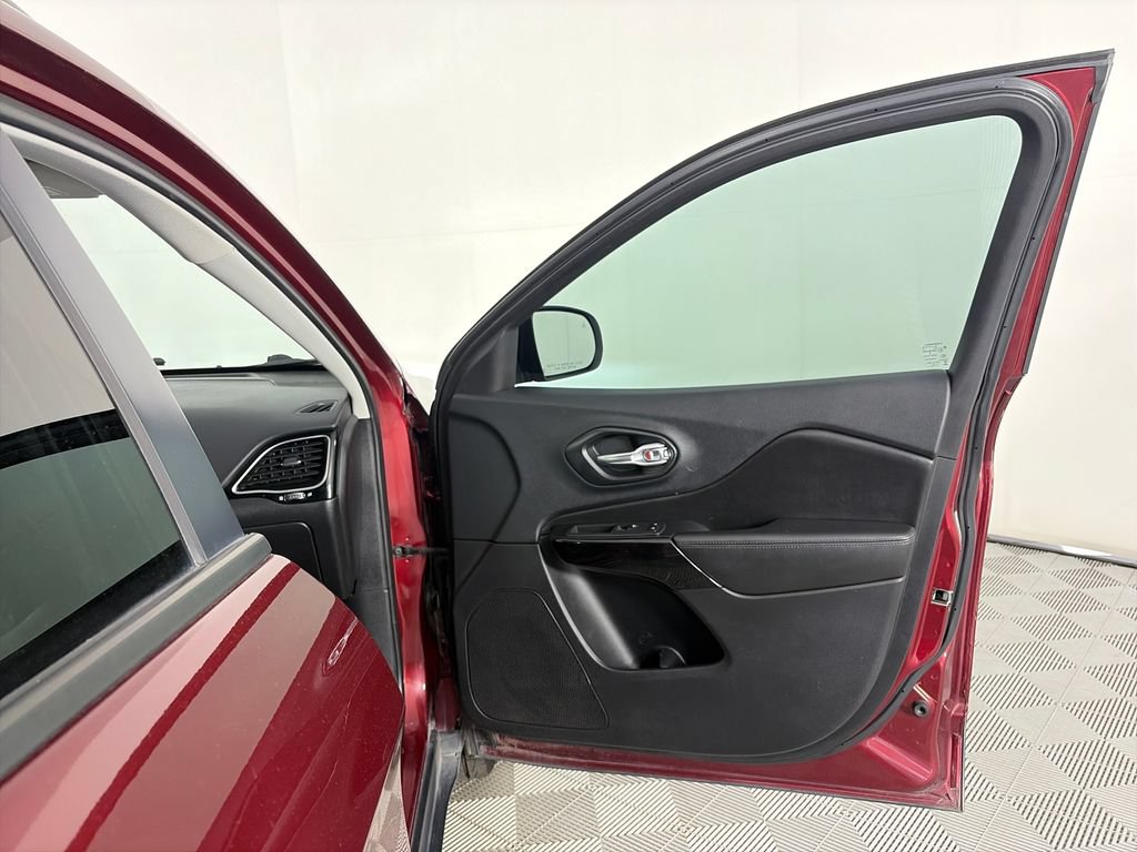 Used 2019 Jeep Cherokee Latitude Plus AWD/4WD image 31