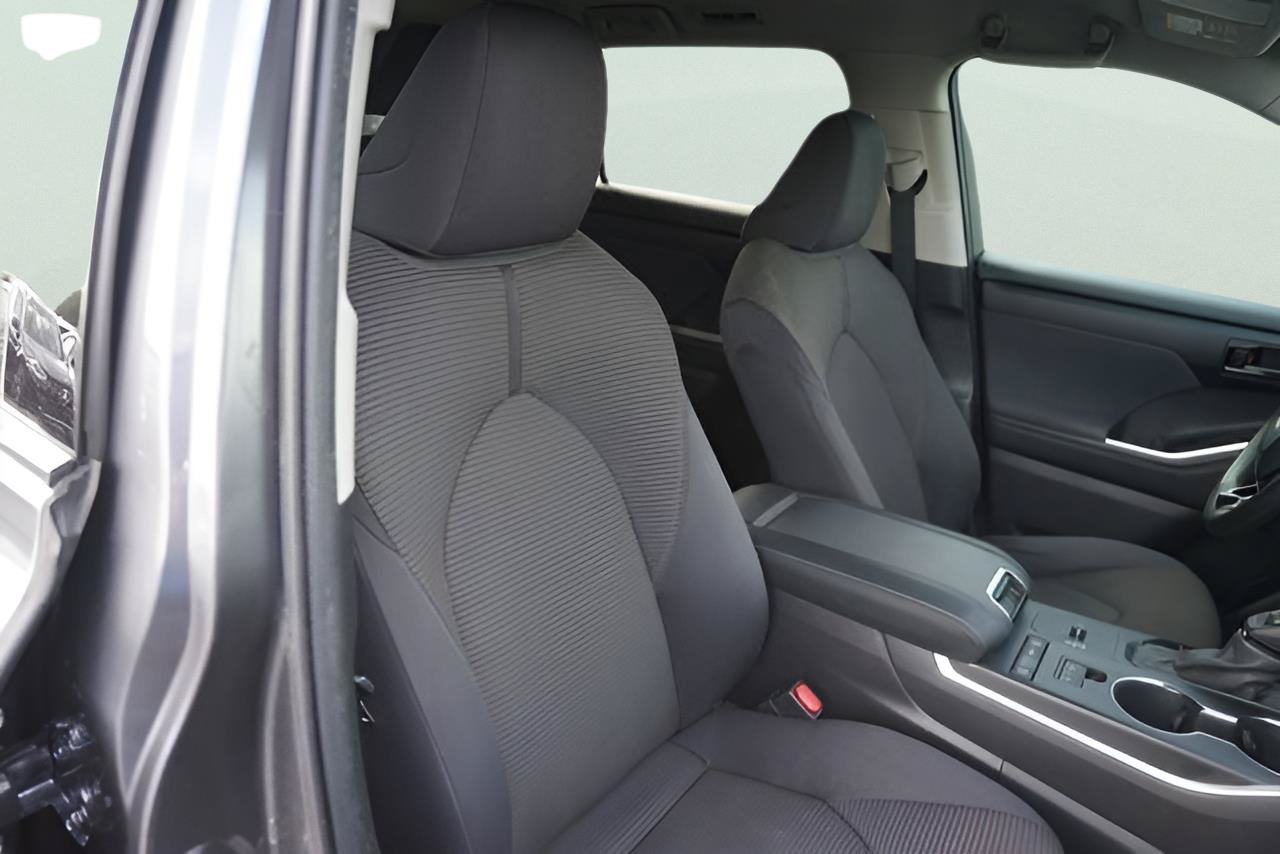 Used 2021 Toyota Highlander L FWD image 19