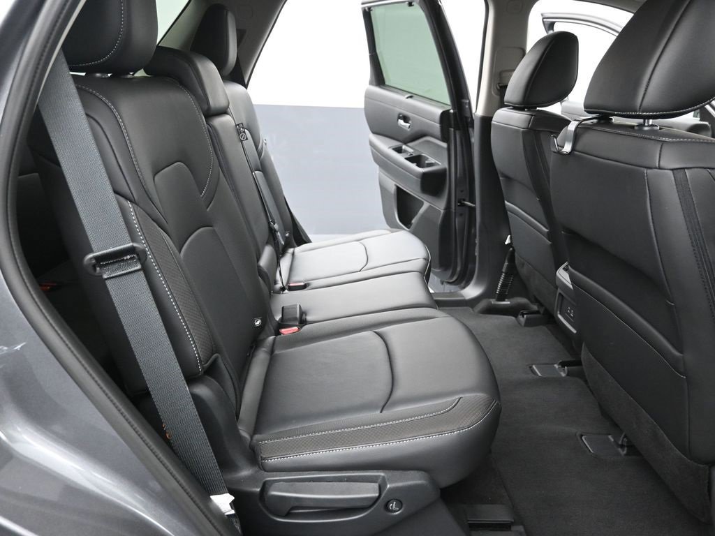 Used 2025 Nissan Pathfinder SL image 17