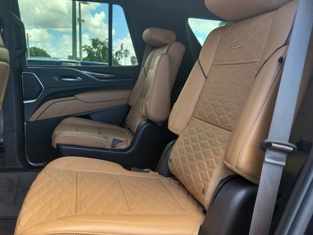 Used 2023 Cadillac Escalade Premium Luxury w/ LPO, Radiant Package AWD/4WD image 18