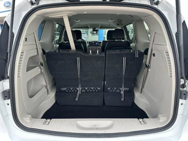 Used 2024 Chrysler Pacifica Touring-L image 5