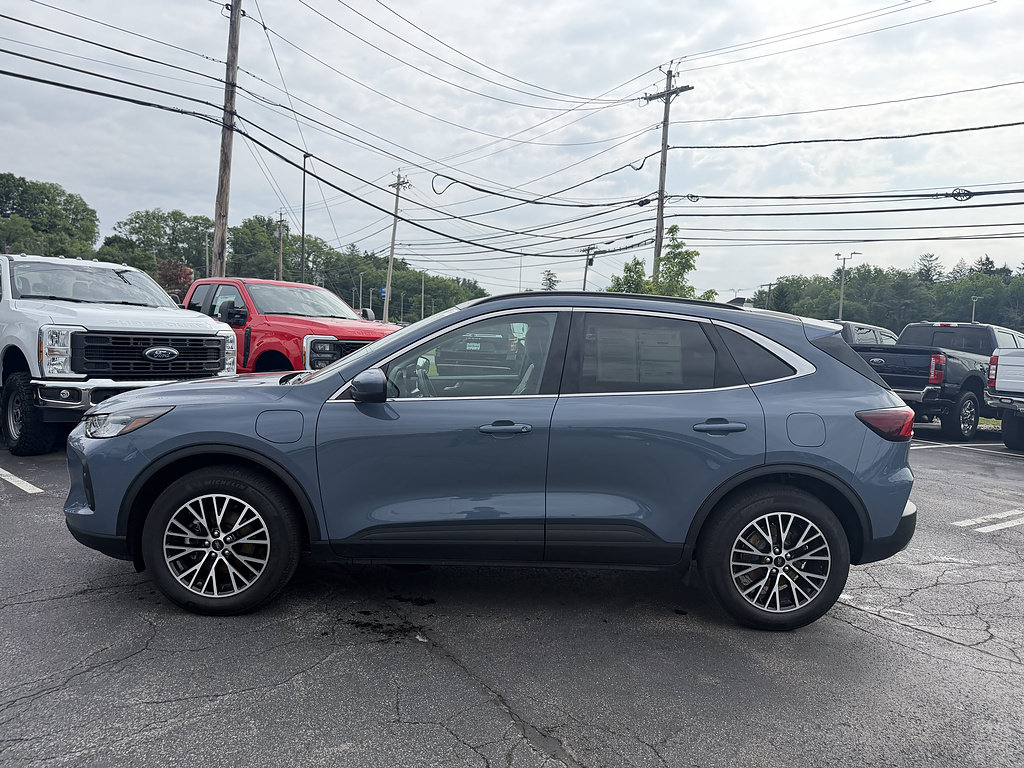 Certified 2025 Ford Escape SE FWD image 3