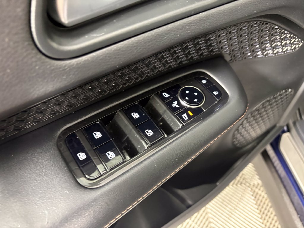 Used 2025 Nissan Ariya AWD image 12