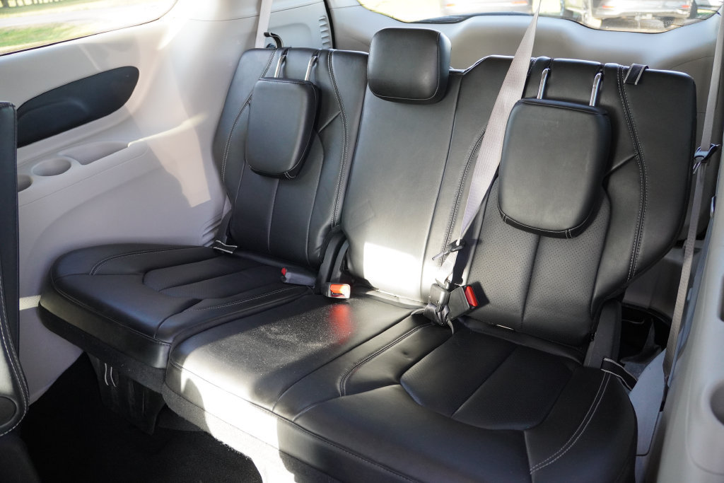 Used 2024 Chrysler Pacifica Limited FWD image 19