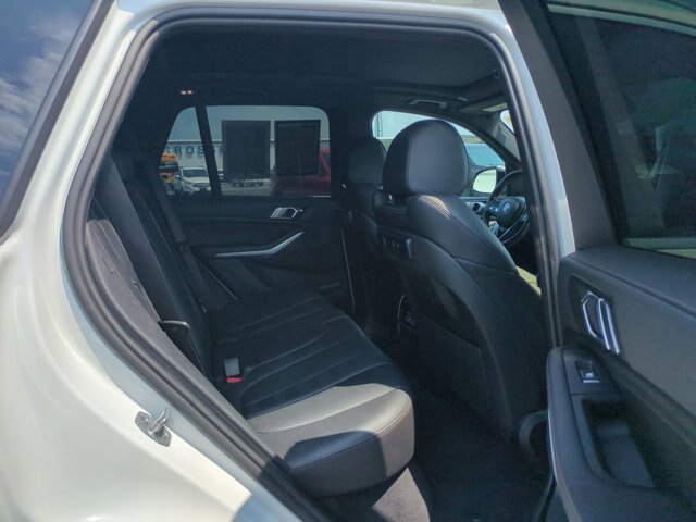Used 2022 BMW X5 xDrive40i w/ Parking Assistance Package AWD/4WD image 33