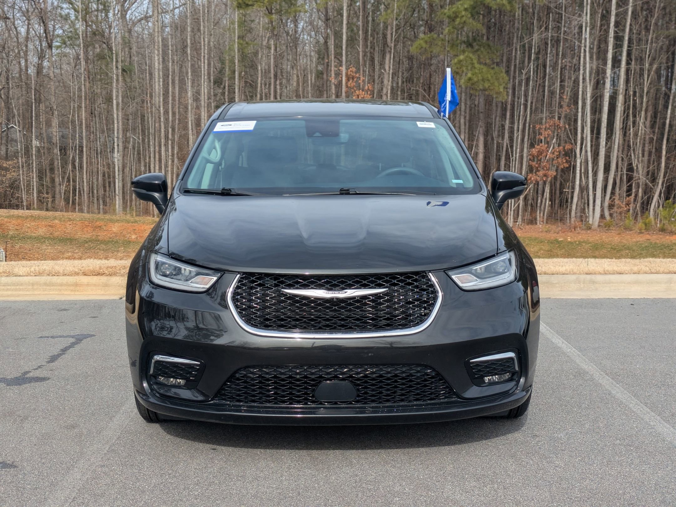 Used 2023 Chrysler Pacifica Touring-L image 7