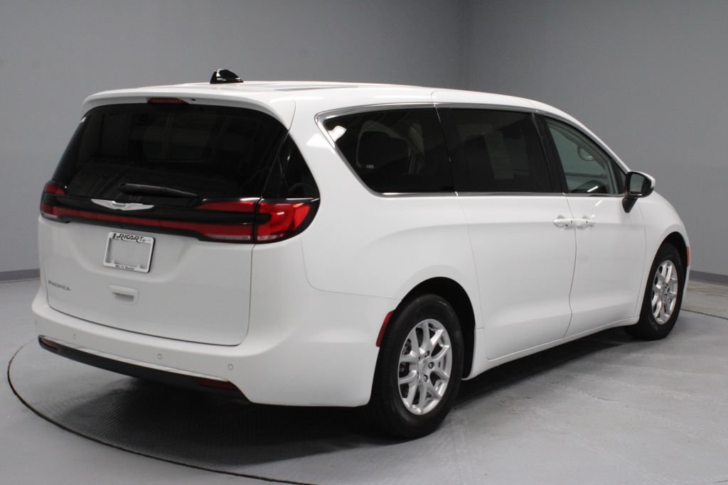 Used 2023 Chrysler Pacifica Touring-L FWD image 11