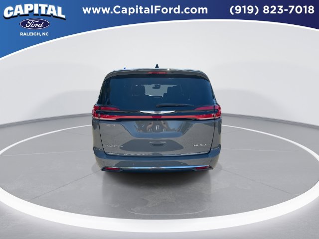 Used 2025 Chrysler Pacifica Select FWD image 7