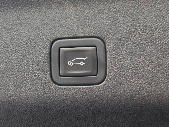 Used 2023 GMC Yukon AT4 w/ AT4 Premium Package AWD/4WD image 7