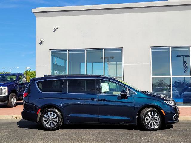 Used 2022 Chrysler Pacifica Touring-L FWD image 6