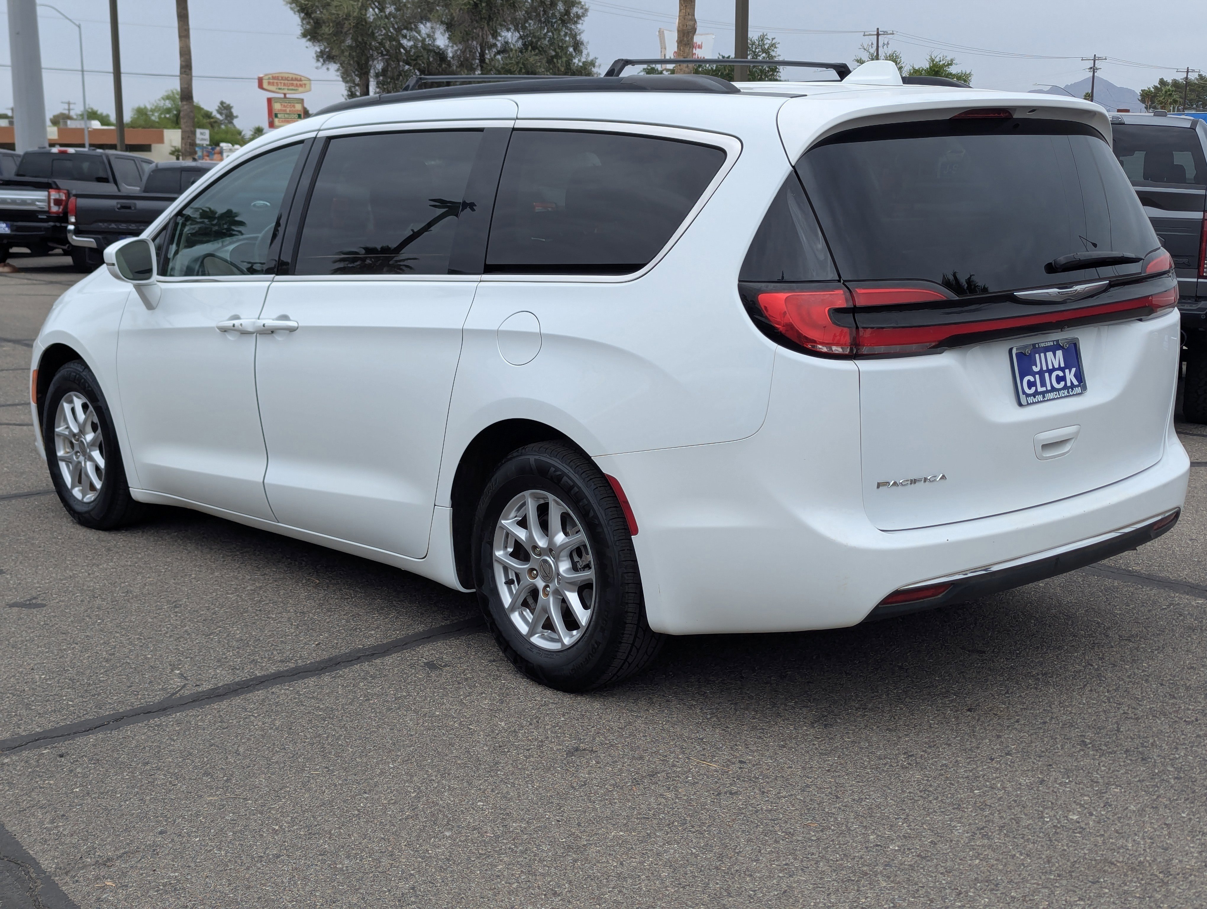 Used 2022 Chrysler Pacifica Touring-L image 2