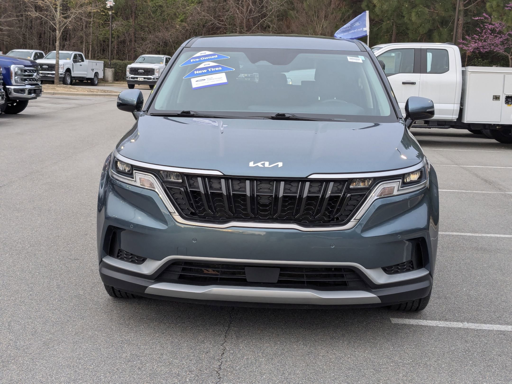 Used 2024 Kia Carnival EX image 9