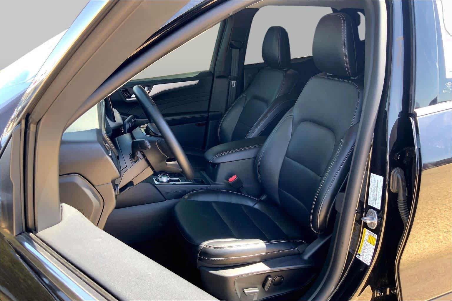 Certified 2025 Ford Escape Platinum AWD/4WD image 8